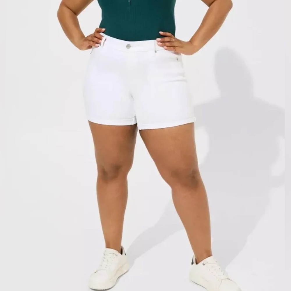 Torrid NWT 5” white denim shorts roll hem size 10 stretch